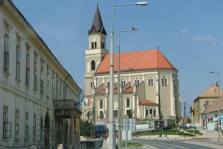 A Szent Kereszt-templom Mór központjában. Fotó: Wikipédia/Pintye Dávid Győr