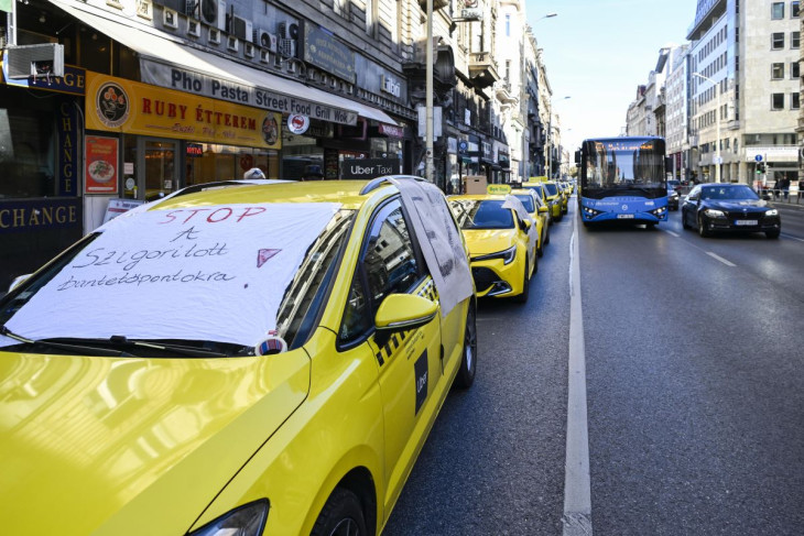 Forgalomlassítással tüntettek a taxisok 2025. október 29-én Budapesten