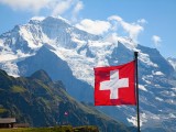 Svájci zászló a Männlichen hegy tetején Svájcban. Fotó: Depositphotos