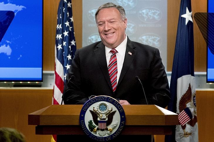 Mike Pompeo amerikai külügyminiszter sajtótájékoztatót tart a minisztérium washingtoni épületében 2020. április 29-én. A külügyminiszter sürgette Kínát, hogy tegye lehetővé a világ tudósainak a bejutást a vuhani virológiai intézetbe. MTI/AP/Andrew Harnik