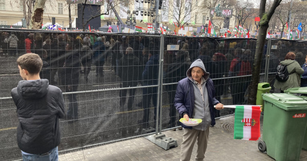 Fél órát késik Orbán Viktor – képeken, hogyan melegítettek a hívei a hidegben