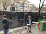 Közel háromnegyed órát késett Orbán Viktor – képeken, hogyan melegítettek a hívei a hidegben
