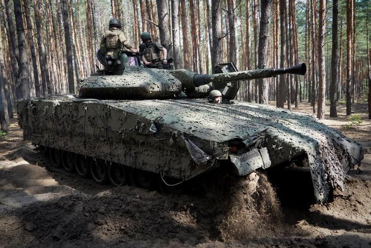 Ukrán katonák egy CV90-es gyalogsági harcjárműben a frontvonal közelében a kelet-ukrajnai Harkiv megyében (korábbi felvétel)