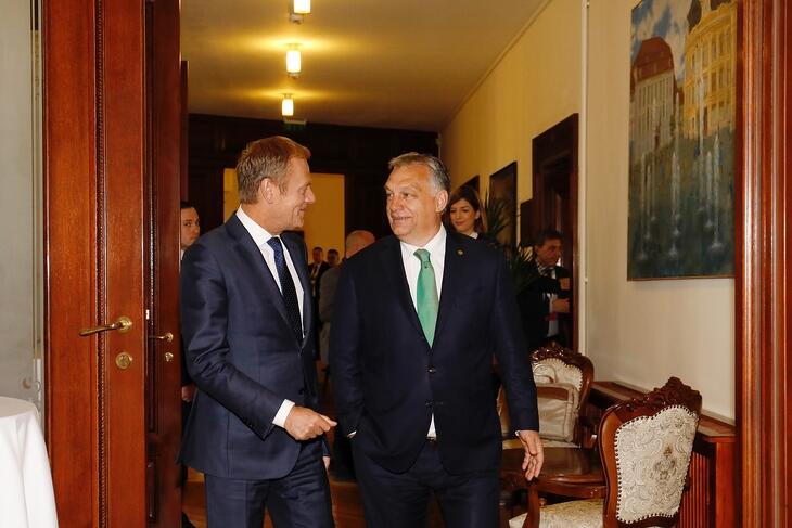 Donald Tusk és Orbán Viktor 2019-ben még jókedvűen beszélgetett