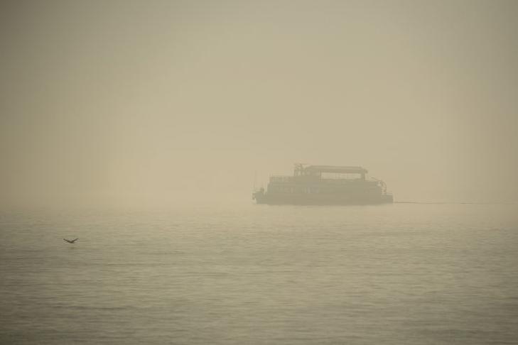 Az üzleti világ kedve borús, ez pedig egy hajó a ködben, a Dunán. (Fotó: MTI/Balogh Zoltán)