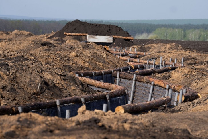 A kelet-ukrajnai Harkivi területen, az orosz határ közelében kiépülő új védelmi vonal 2024. április 17-én, az Ukrajna elleni orosz háború alatt
