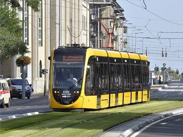 Átadták az új budapesti villamosokat