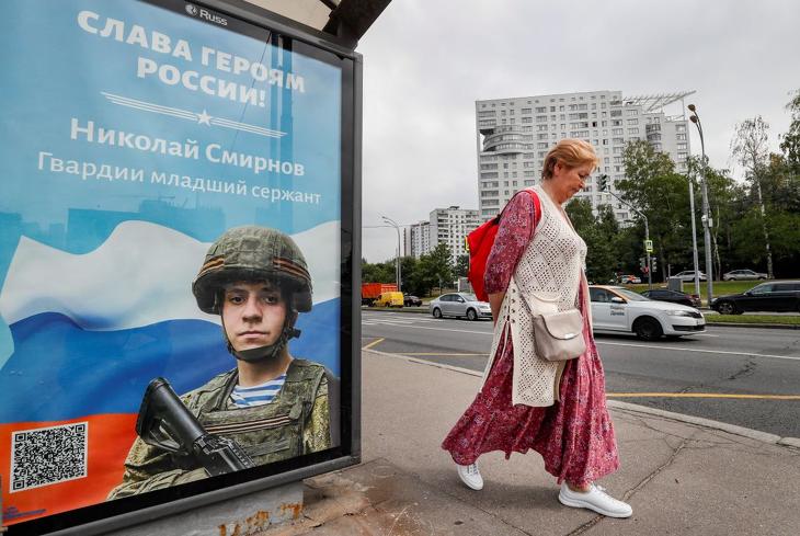 Dicsőség Oroszország hőseinek feliratú, Nyikolaj Szmirnov tiszthelyettest ábrázoló plakátokat helyeztek ki Moszkvában 2022. augusztus 8-án. Fotó: MTI/EPA