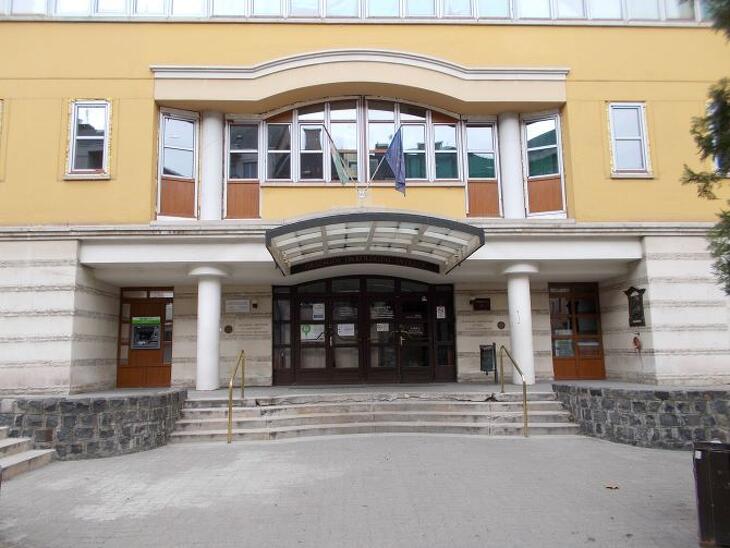 Az Országos Onkológiai Intézet főbejárata - szemet vetettek rá?
