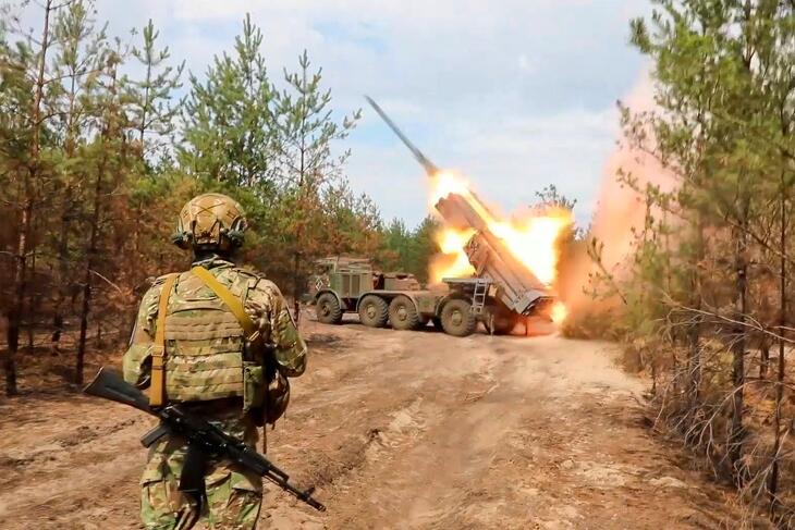 Orosz katonák Uragan rakéta-sorozatvetővel lövik az ukrán állásokat Ukrajnában (korábbi felvétel)