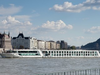 Hajó Budapesten. Fotó: Depositphotos 