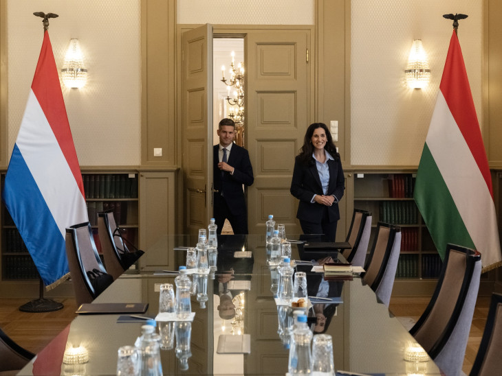 Orbán Anita és Tom Berendsen érkezik a találkozóra