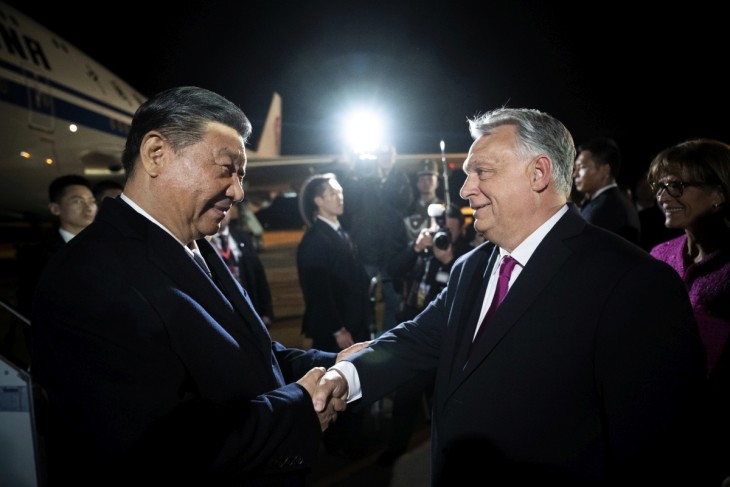 A Miniszterelnöki Sajtóiroda által közreadott képen Orbán Viktor miniszterelnök fogadja Hszi Csin-ping kínai elnököt a Budapest Liszt Ferenc Nemzetközi Repülőtéren 2024. május 8-án.
