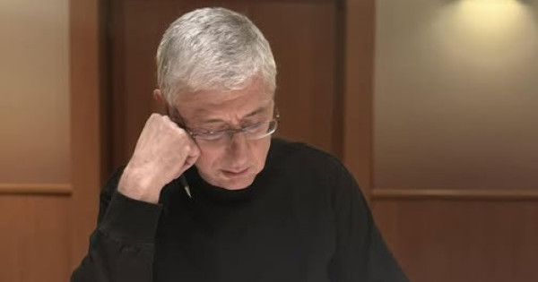 Gyurcsány Ferenc a saját beszédét nézi