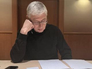 Gyurcsány Ferenc a saját beszédét nézi