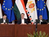  Karácsony Gergely főpolgármester (k) a Fővárosi Közgyűlés ülésén, mellette Kiss Ambrus, a Főpolgármesteri Hivatal főigazgatója (b) és Számadó Tamás főjegyző (j) a Városháza dísztermében 2025. április 30-án. 