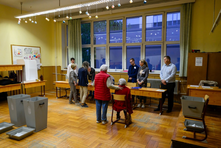 Megkezdődik a szavazás az országgyűlési választáson a székesfehérvári Ciszterci Szent István Gimnáziumban kialakított szavazókörben 2026. április 12-én.