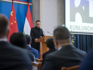 Szijjártó Péter külgazdasági és külügyminiszter a KunlunChem beruházásáról tartott sajtótájékoztatón a Külgazdasági és Külügyminisztériumban 2025. március 7-én. A kínai elektrolitgyártó Szolnokon építi fel első európai üzemét, a negyvenmilliárd forintos beruházással százhúsz új munkahely jön létre. 