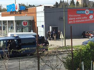 Túszokat ejtettek egy franciaországi szupermarketben