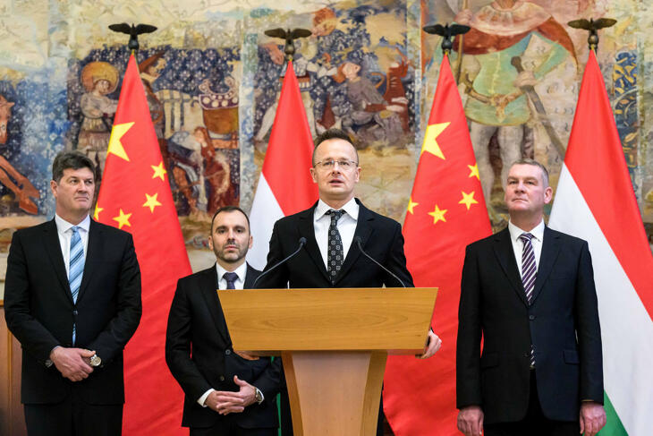 Szijjártó Péter külgazdasági és külügyminiszter (elöl), mögötte Mihálffy Béla, a KDNP országgyűlési képviselője (b), Joó István kormánybiztos, a Nemzeti Befektetési Ügynökség (HIPA) vezérigazgatója (b2) és Botka László, Szeged polgármestere sajtóbejelentést tesznek a kínai BYD-gyár érkezéséről.