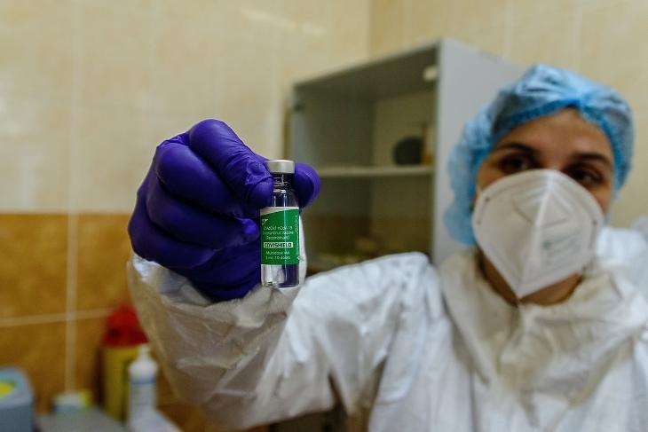 Egy orvos mutatja az indiai Covishield koronavírus elleni vakcinát a Novák Endre Kárpátaljai Megyei Klinikai Kórházban, Ungváron 2021. március 11-én. Egyelőre egyfajta oltóanyag van Ukrajnában, az AstraZeneca licence alapján Indiában Covishield néven gyártott vakcina. MTI/Nemes János