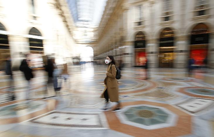 Védőmaszkot viselő turista sétál a szinte néptelen II. Viktor Emánuel passzázson Lombardia székhelyén, Milánóban 2020. március 8-án. (MTI/AP/Antonio Calanni)