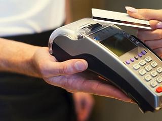 Dübörög a bankkártyahasználat - sláger lett az érintőkártya
