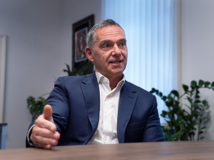 Brezina Szabolcs elmondta, hogy a vártnál nagyobb lakossági érdeklődés miatt állították le hamarabb a tranzakciót