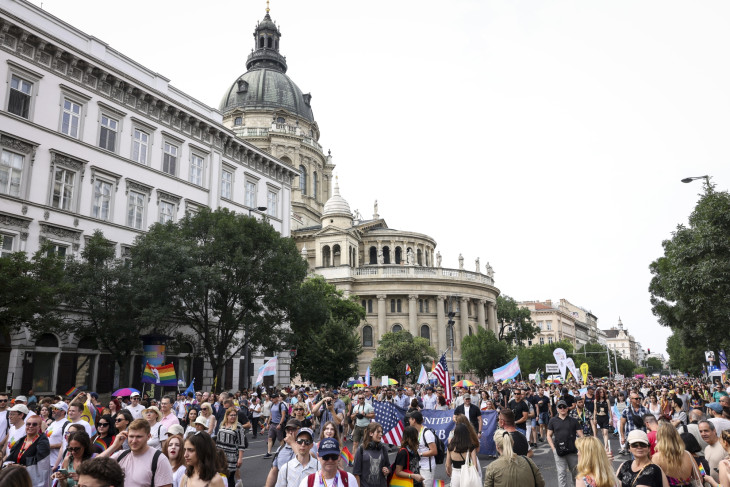  A 29. Budapest Pride résztvevői vonulnak az Bajcsy-Zsilinszky úton 2024. június 22-én. Idén vajon hányan lesznek?