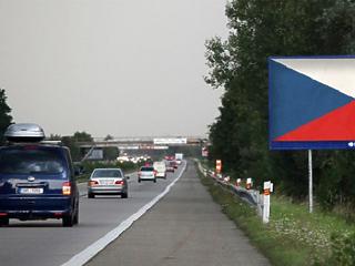 Reklám helyett óriási nemzeti zászlók jönnek szembe a csehországi autópályáknál