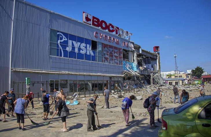 Találatot kapott bevásárlóközpont a kelet-ukrajnai Harkivban 2022. június 8-án. Fotó: MTI/EPA/Szergej Kozlov
