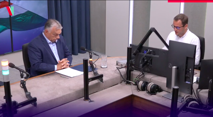 Orbán Viktor szokásos, péntek reggeli interjúja közben