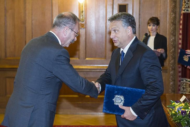 Demeter Ervin átveszi kormánymegbízotti kinevezését Orbán Viktor miniszterelnöktől még 2014-ben - Fotó: Botár Gergely / kormány.hu