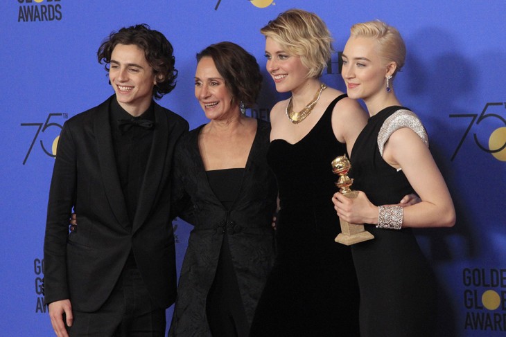 Timothee Chalamet, Laurie Metcalf, Greta Gerwig és Saoirse Ronan pózolnak a fotósoknak a 2018-as Golden Globe díjkiosztón. Az igazi világsztárság nem mindenkinek jön össze. Fotó: Depositphotos
