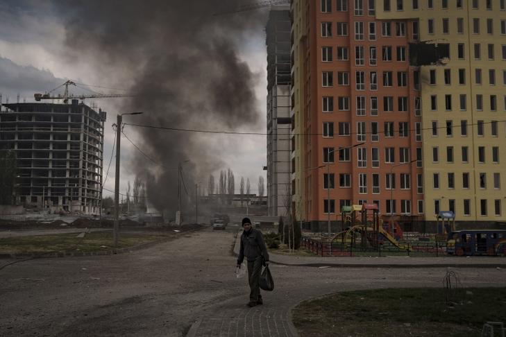 Füst száll fel egy orosz bombatámadás után Harkivban. Fotó: MTI/AP/Felipe Dana