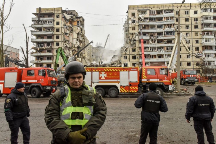 Nemzeti gárdista és rendőrök biztosítják a helyszínt 2023. január 15-én, miután az előző nap orosz rakétatalálat ért egy lakóházat az ukrajnai Dnyipróban. A támadás következtében legalább 23 ember életét vesztette. Fotó: MTI/EPA