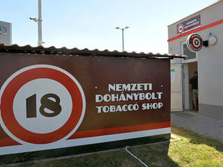 Együtt vigad a NER és a multi: 10 év alatt 50 milliárd profit a cigaretta terítéséből