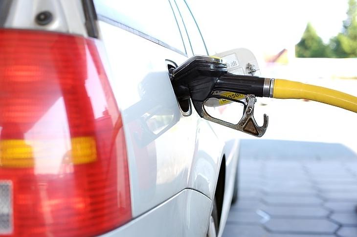 Csak átmenetileg tört meg a benzinár csökkenésének trendje. Fotó: MTI
