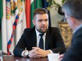 Visszaadta a luxusautókat Győr polgármestere