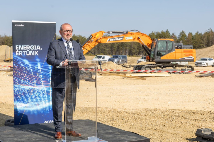  Lantos Csaba energiaügyi miniszter beszédet mond Magyarország első hibrid geotermikus rendszere kiépítésének projektindítóján Zsana közelében 2026. március 24-én