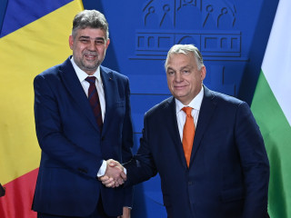 Orbán Viktor magyar és Marcel Ciolacu román miniszterelnök kezet fog a tárgyalásuk után a Karmelita kolostorban tartott sajtótájékoztatón 2024. november 22-én. 