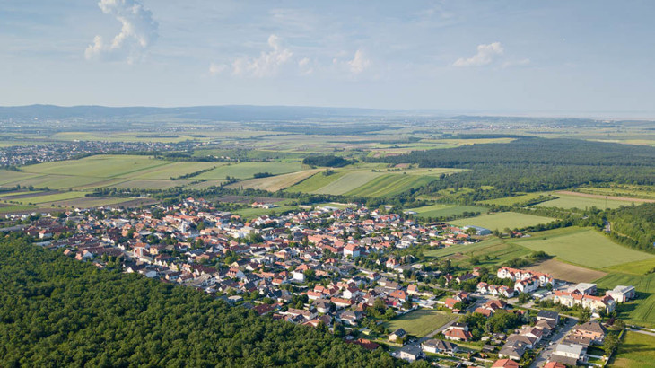 Ein Dorf zum Leben! - hirdeti a település weboldala, ahol jobb életet várnak attól, hogy nem hajtanak át hajnalban az utcáikon a magyar ingázók.