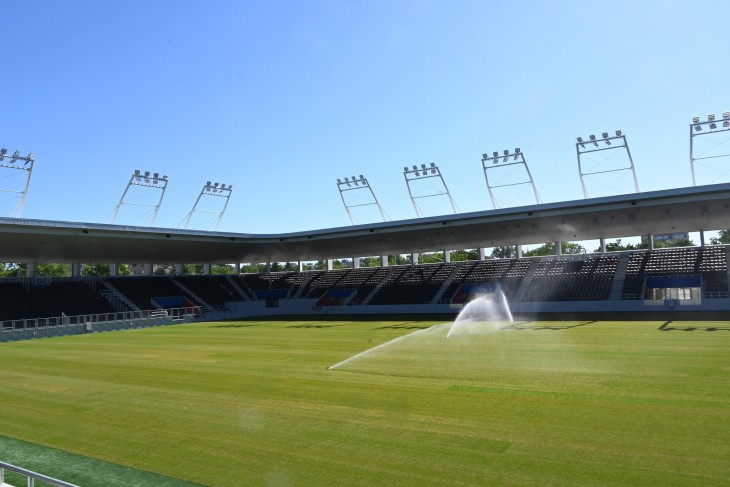 Már locsolják a gyepet az új stadionban, ami több mint 19 milliárd forintból épült meg.