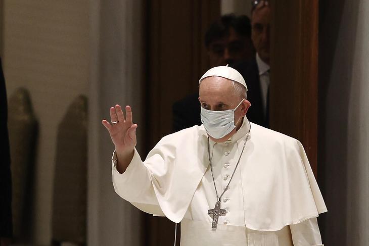 A pápa maszkban vett részt a szokásos heti audienciáján augusztusban (Riccardo De Luca, Associated Press)