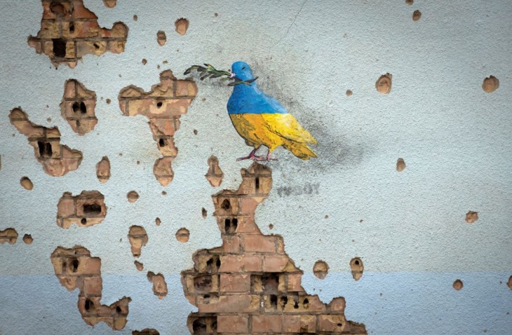 TvBoy olasz graffitiművész legújabb alkotása az orosz légitámadásban súlyosan megrongálódott irpinyi kultúrház falán 2023. január 30-án. Fotó: MTI/AP