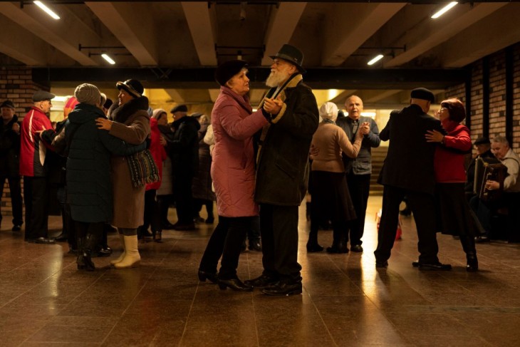 Idős párok élő zenére táncolnak a kijevi Teatralna metróállomás aluljárójában 2023. március 5-én, az Ukrajna elleni orosz hadviselés idején. A mintegy kétórás összejövetelen több tucat nyugdíjas korú ember vett részt, akik elmondása szerint az állomáson évtizedek óta rendszeresen tartanak közös táncot, amely az orosz invázió miatt átmenetileg szünetelt. Fotó: MTI/AP