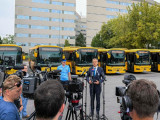 Rétvári Bence a Volán Röszke-Brüsszel feliratú buszai előtt