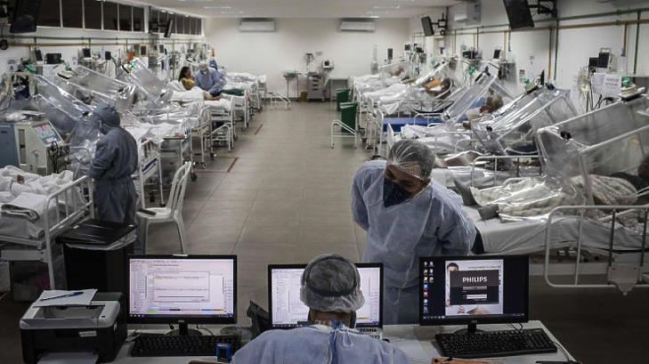Koronavírusos betegeket kezelnek egy brazil kórházban (Fotó: MTI/EPA-EFE/Raphael Alves)