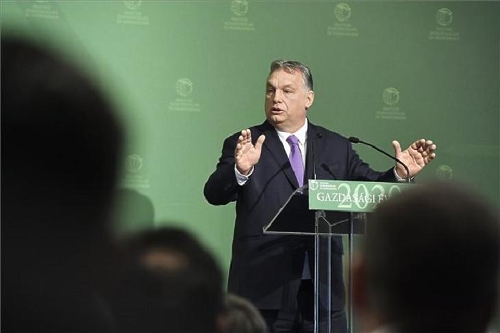 Orbán Viktor beszédet mond a Magyar Kereskedelmi és Iparkamara gazdasági évnyitóján az Intercontinental Budapest szállóban 2020. március 10-én. (MTI/Koszticsák Szilárd)