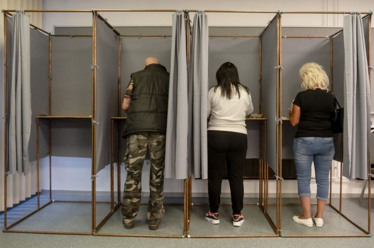 Szavazók az önkormányzati, európai parlamenti (EP-) és nemzetiségi választásokon a salgótarjáni József Attila Művelődési és Konferencia Központban kialakított 18. számú szavazókörben 2024. június 9-én